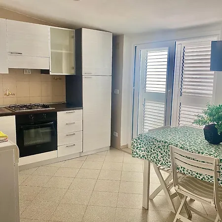 Apartment San Lorenzo Beachfront Con Veranda Fronte 4 Posti