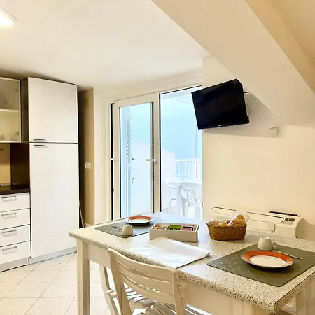 Apartment San Lorenzo Beachfront Con Veranda Fronte 4 Posti